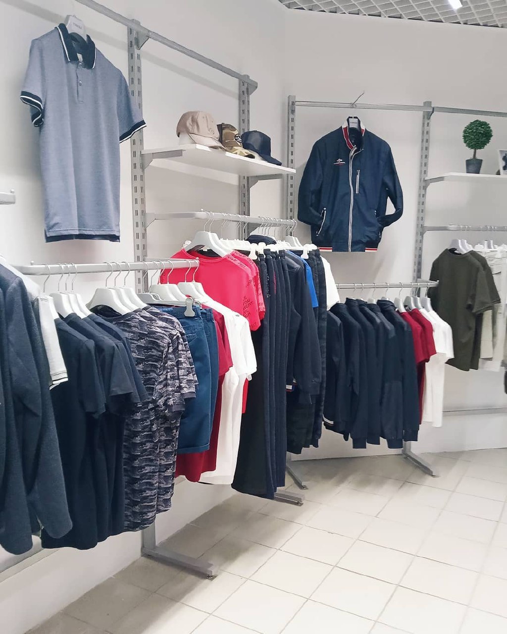  تولید انواع بلیز و شلوار مردانه و زنانه مناسب با تمامی فصول.  